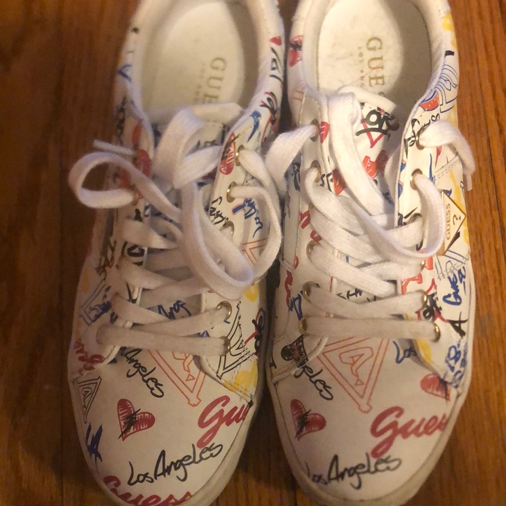 Brand:guess color: white with details